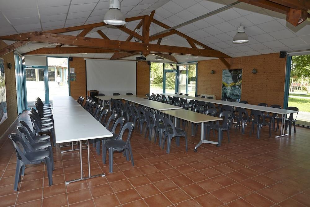 Terres De France - Natura Resort Pescalis Moncoutant Exterior photo